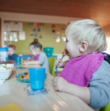 Børnene spiser i vuggestuen og børnehaven Eventyrhuset